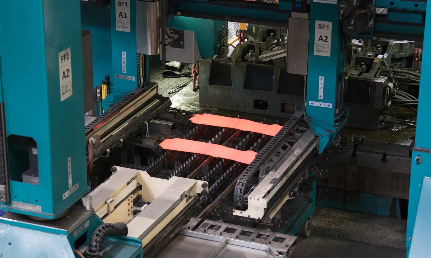 It is crucial that the blank is heated up, formed and cooled down at exactly the right temperatures to ensure that the finished vehicle part obtains the desired material properties. 