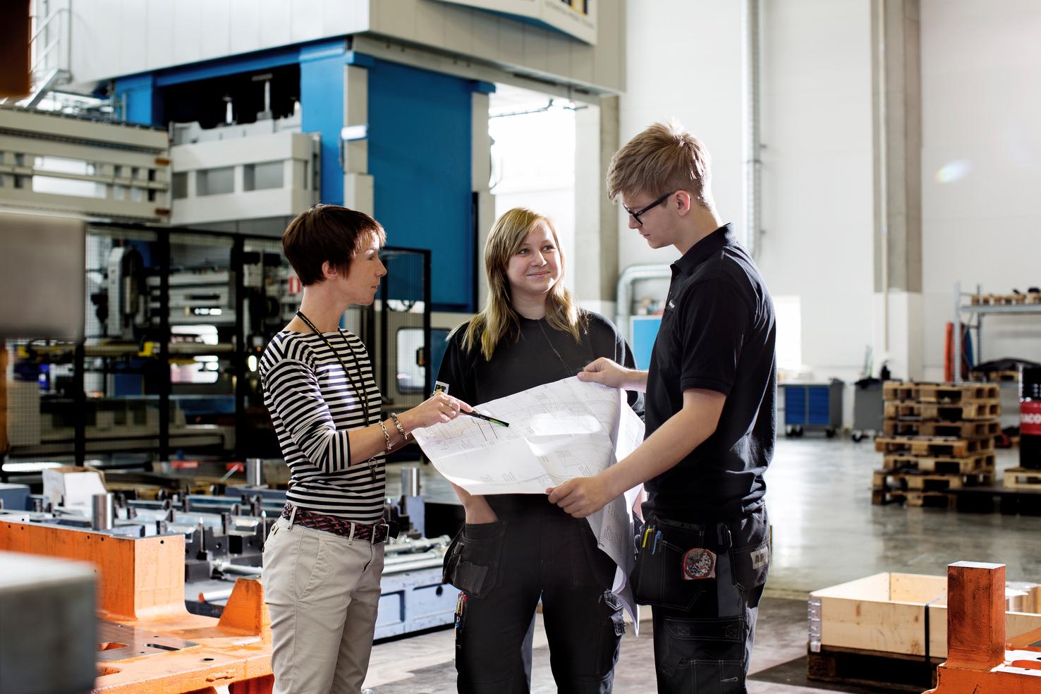 AP&T offers its customers advanced training for operators, setters and service personnel who work with AP&T’s machines and production lines. 