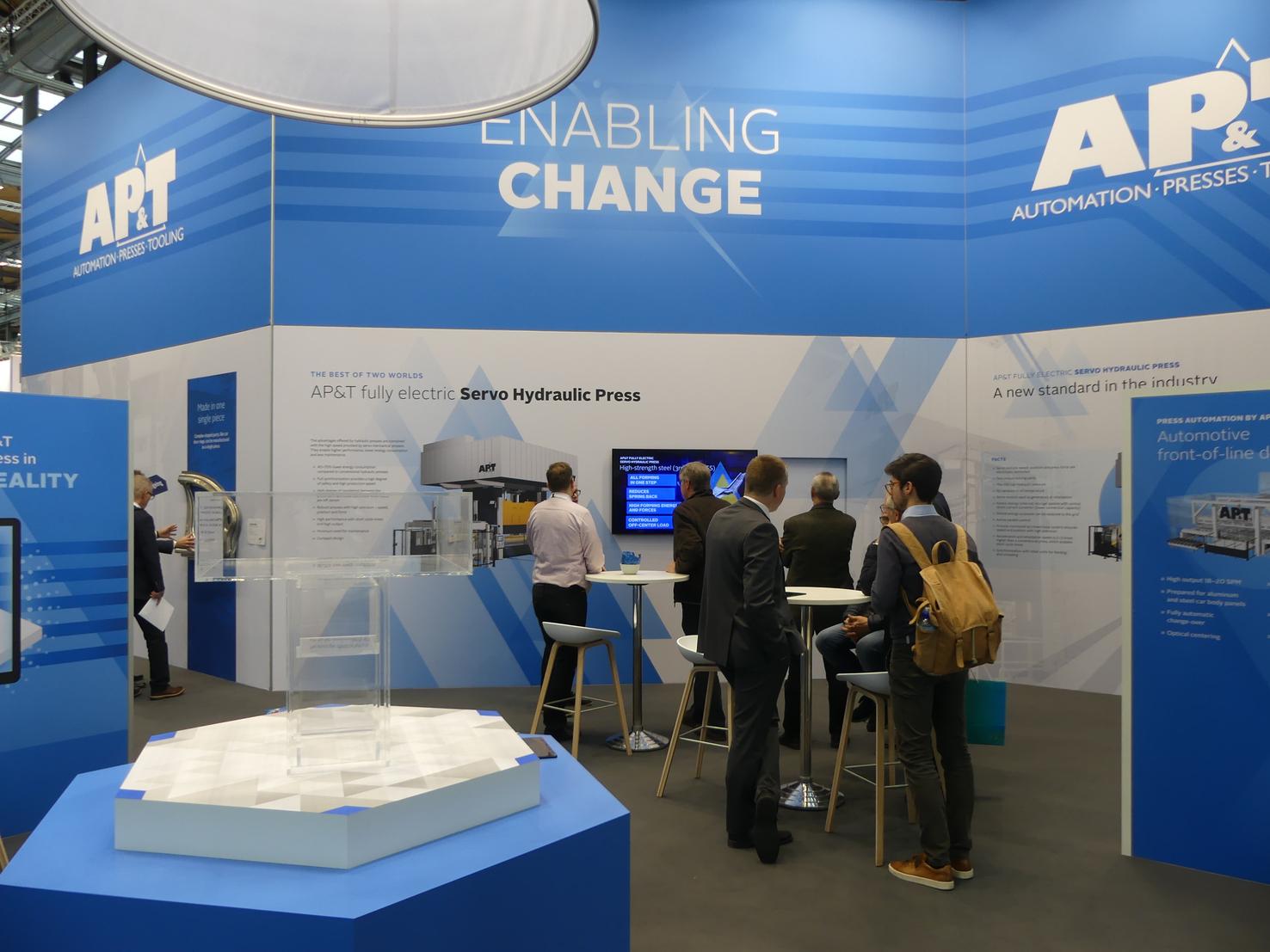 Großes Interesse an der Servo Hydraulischen Presse von AP&T auf der Messe. 